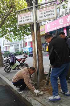 現(xiàn)場辦公，把整改成效落實(shí)到群眾心坎上