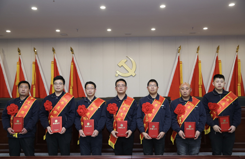 0206 修理能手從左至右依次為 邵冠峰、王寶玉、潘春樂、李龍、許特斯、韓利杰、寇增亮.jpg