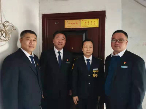 “一人得獎(jiǎng)，全家光榮” 送“牌”上門，集團(tuán)為標(biāo)兵先進(jìn)送去榮譽(yù)喜報(bào)牌匾