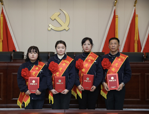 0207 從左至右依次為 點(diǎn)鈔能手王璐、充值能手孫昭娣、教學(xué)能手王慧娟、孫衛(wèi)東.jpg