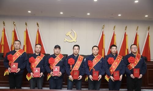 0202  標(biāo)兵從左至右依次為 苗田、尤建鵬、劉德斌、褚聰偉、王占峰、解偉強(qiáng)、馬群藝.jpg