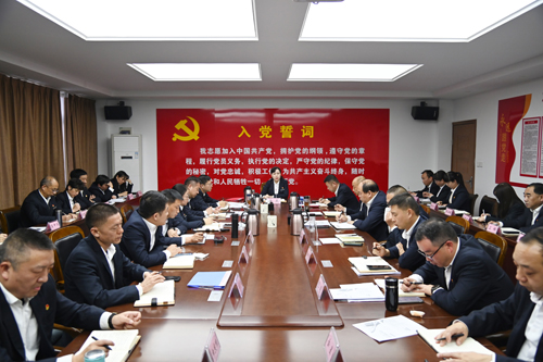 打好“收官戰(zhàn)” 謀好“開局篇”！洛陽公交集團(tuán)召開11月董事長月調(diào)度會02.JPG